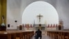 Un hombre se arrodilla en la Catedral Metropolitana de la Inmaculada Concepción de María cuando la policía nicaragüense prohibió una procesión y peregrinación católica citando razones de seguridad interna, en Managua, Nicaragua, el 12 de agosto de 2022.