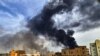 Asap tampak mengepul dari gudang penyimpanan kayu di selatan Kota Khartoum di tengah pertempuran yang berlangsung di Sudan pada 7 Juni 2023. (Foto: AFP)