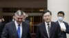 Wakil Menteri Luar Negeri Rusia Andrey Rudenko (kiri) dan Menteri Luar Negeri China Qin Gang berjalan bersama saat melangsungkan pertemuan di Beijing, China, pada 25 Juni 2023. (Foto: Handout/Ministry of Foreign Affairs of the People's Republic of China/AFP)