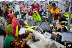 بنگلہ دیش میں ڈھاکہ کے قریب ایک گارمنٹ فیکٹری، فائل فوٹو