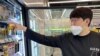 Seorang warga Korea Selatan tampak memilih minuman bir kaleng di sebuah supermarket di Seoul, Korea Selatan, pada 12 Mei 2023. (Foto: Reuters/Minwoo Park)