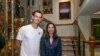 Nazanin Zaghari-Ratcliffe berpose bersama petenis Inggris Andy Murray di clubhouse setelah Murray menyelesaikan pertandingan babak pertamanya pada turnamen Wimbledon di London, pada 4 Juli 2023. (Foto: Andrew Baker/Pool Photo via AP)