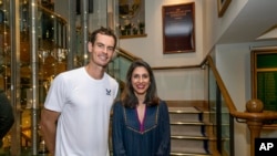 Nazanin Zaghari-Ratcliffe berpose bersama petenis Inggris Andy Murray di clubhouse setelah Murray menyelesaikan pertandingan babak pertamanya pada turnamen Wimbledon di London, pada 4 Juli 2023. (Foto: Andrew Baker/Pool Photo via AP)