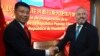 Menteri Luar Negeri Honduras Eduardo Enrique Reina (kanan) dan utusan pemerintah China Yu Bo saling berjabat tangan dalam acara peresmian Kedutaan Besar China di Tegucigalpa, Honduras, pada 5 Juni 2023. (Foto: AFP/Orlando Sierra)