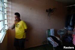Víctor Salinas, quien fue reclutado para viajar a Rusia para servir como apoyo military finalmente cambió de opinión. En la foto aparece fumando un cigarrillo en su habitación en Alamar, un suburbio del este de La Habana, Cuba, el 12 de septiembre de 2023.