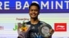 Anthony Sinisuka Ginting berpose di podium setelah mengalahkan Anders Antonsen dari Denmark pada pertandingan final tunggal putra turnamen bulutangkis Singapore Open pada 11 Juni 2023. (Foto: AFP/Roslan RAHMAN)