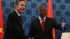 Le secrétaire d'État américain Antony Blinken (G) rencontre le président angolais Joao Lourenco (D) au palais présidentiel de Luanda, le 25 janvier 2024. (Photo par ANDREW CABALLERO-REYNOLDS / POOL / AFP)