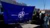 Bendera NATO berkibar di tengah perayaan 15 tahun keanggotaan Lituania dalam NATO di Vilnius, Lituania, 30 Maret 2019. (Foto: Reuters)