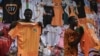 Avant le match d'ouverture de samedi entre la Côte d'Ivoire – le pays hôte – et la Guinée-Bissau, les maillots de l'équipe nationale se vendent bien sur les marchés d'Abidjan.