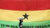 Seorang gadis berjalan melewati bendera Ghana di luar Cape Coast Castle, di Ghana, 28 Juli 2019. Menteri Sanitasi Ghana mengundurkan diri menyusul adanya laporan bahwa stafnya menemukan dan mencuri simpanan uang dari rumahnya. (Foto: REUTERS/Siphiwe Sibeko)