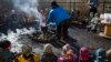 Anak-anak dari sekolah PAUD "I Ur och Skur" di Jarvastaden, Solna, Swedia, makan rebusan sosis untuk makan siang, 1 Maret 2023. (Jonathan NACKSTRAND / AFP)