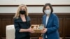 资料照片：台湾总统蔡英文在总统府会见到访的美国联邦参议员布莱克本。（2022年8月26日，台湾总统府图片）