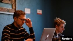 Здатність українців відбивати російські кібернапади і протидіяти інформаційній війні виявилася вищою, ніж оцінювали деякі коментатори. На світлині - українські комп’ютерні фахівці в Одесі, які розповідали агенству Reuters, як вони протидіяли російській агресії. 6 квітня 2022 р.
