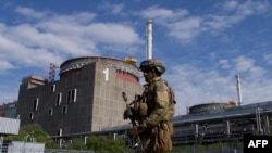 Російський солдат поблизу Запорізької атомної електростанції, 1 травня 2022 року 