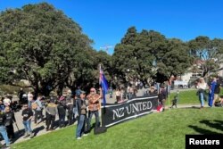 Para pengunjuk rasa berkumpul di halaman Parlemen Selandia Baru, saat mereka berdemonstrasi menentang apa yang mereka anggap sebagai pelanggaran pemerintah terhadap kebebasan, di Wellington, Selandia Baru, 23 Agustus 2022. (Foto: Reuters)