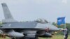 Seorang pasukan Angkatan Udara Taiwan berjalan melewati salah satu jet tempur F-16V yang baru di Pangkalan Udara Chiayi, Taiwan, pada 18 November 2021. (Foto: AP/Johnson Lai)