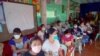မဲဆောက်မြို့၊ ဘန့်စောင်ခွဲရပ်ကွက်မှာ ကိုဗစ်ကာကွယ်ဆေးထိုးဖို့လာရောက်စောင့်ဆိုင်းနေတဲ့ မြန်မာ ရွှေ့ပြောင်းအလုပ်သမားများ။ (မတ်လ ၃၊ ၂၀၂၂။ ဓာတ်ပုံ-ဦးအောင်တင်)