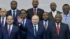 Président ya Vladimir Putin (C) ya Russie apesi mbote kati na bakonzi baike ba Afrika na likita na Russsie-Afrika na Sochi, 24 octobre 2019.