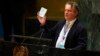 Duta Besar Ukraina untuk PBB Sergiy Kyslytsya memegang salinan Piagam PBB ketika berbicara dalam pertemuan darurat pada Sidang Umum PBB di New York, pada 2 Maret 2022. (Foto: AP/Seth Wenig)