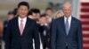 资料照片：2015年9月24日时任副总统拜登与到访的中国国家主席习近平在安德鲁斯基地 