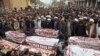 Orang-orang menghadiri upacara pemakaman dari korban ledakan bom bunuh diri di Peshawar Pakistan, pada 5 Maret 2022. (Foto: AP/Muhammas Sajjad)