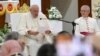 Paus Fransiskus memimpin misa di Gereja Hati Kudus di ibu kota Manama dalam kunjungan terakhirnya di Bahrain, hari Minggu (6/11). 