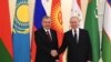 Presiden Rusia Vladimir Putin menjabat tangan Presiden Uzbekistan Shavkat Mirziyoyev dalam sebuah pertemuan di St. Petersburg, Rusia, pada 28 Desember 2021. (Foto: kremlin.ru) 