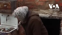 Пекти паски серед руїн: в селі під Черніговом пенсіонерка пекла паски на вцілілій кухні. Відео