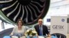 Zaur Axundov və Keti MakKenzi (Foto “Silk Way West Airlines”indir )