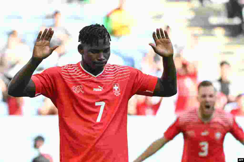 Attaquant ya Suisse moyi Cameroun Breel Embolo #07 atomboli mapoko nsima na kotia mongete na Cameroun na match ya groupe G ya Mondial Qatar 2022 na stade Al-Janoub, Doha, 24 novembre 2022. (Photo FABRICE COFFRINI / AFP)