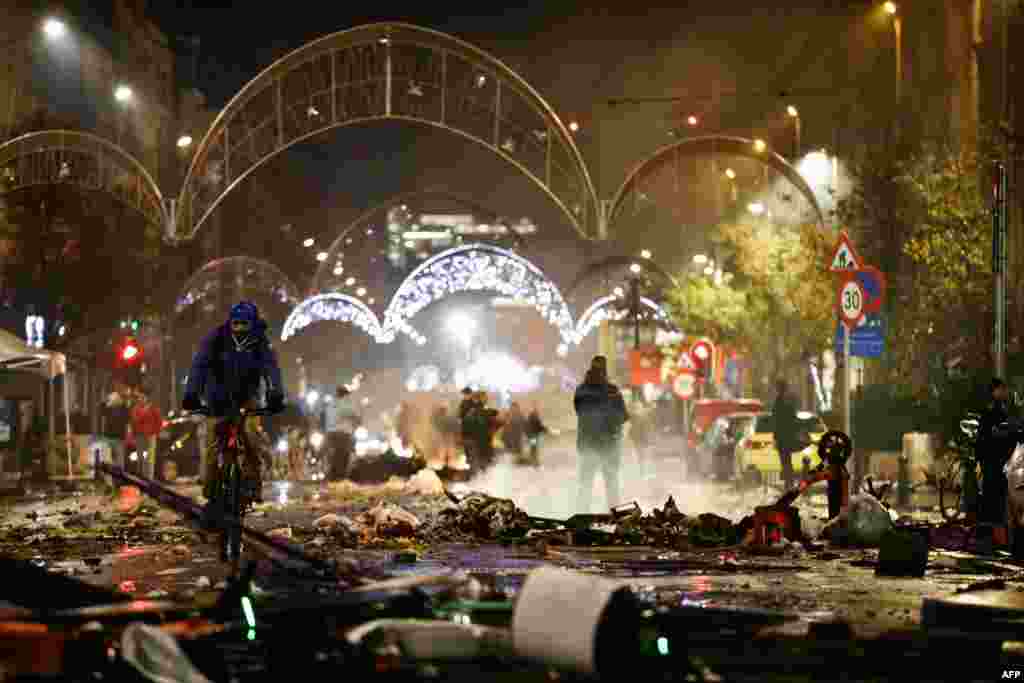 Moto moko azali kokumba nkinga kati na eyoma na nzela na Bruxelles (Belgique), nsima na Belgique kopola 0-2 na Maroc, na match ya groupe F ya Mondial Qatar 2022, 28 novembre 2022. (Photo Kenzo TRIBOUILLARD / AFP)