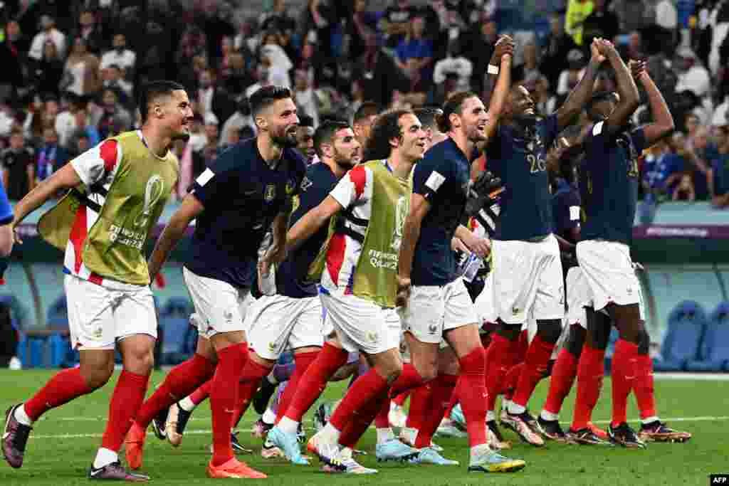 Basani ba France bazali kosepela elongo na bakumisi ba bango nsima na elonga na bango 4-1 liboso lya Australie na match ya groupe D ya Mondial Qatar 2022, na stade Al-Wakrah, Doha, 22 novembre 2022. (Photo Chandan KHANNA / AFP)