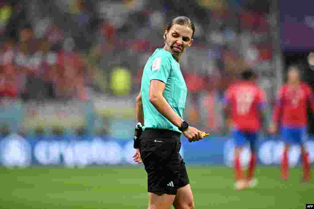 mobeti piololo ya mwasi ya France Stephanie Frappart akambi match ya Mondial Qatar kati na Allemagne na Costa Rica na stade Al-Bayt, Doha, 1er décembre 2022. (Photo Ina Fassbender / AFP)