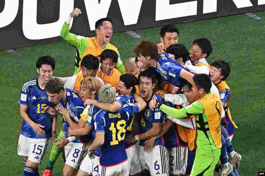 Basani ba Japon bazali kosepela nsima na elonga ya ekipi na ye liboso lya Allemagne 2-1 na match ya gorupe E ya Mondial Qatar 2022 na stade Khalifa, Doha, 23 novembre 2022. (Photo Antonin Thuillier / AFP)