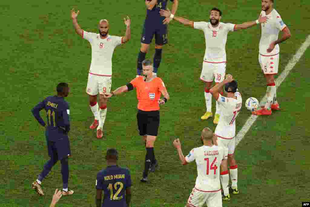 Mobeti piololo ya Nouvelle Zélande Matthew Conger avoyi mongete ya attaquant ya France #07 Antoine Griezmann nsima na kotola VAR na match France-Tunisie na stade Al-Rayyan, Doha, 30 novembre 2022.(Photo Adrian DENNIS / AFP)