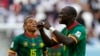 Vincent Aboubakar du Cameroun, à droite, au stade Al Janoub à Al Wakrah, Qatar, le 28 novembre 2022.