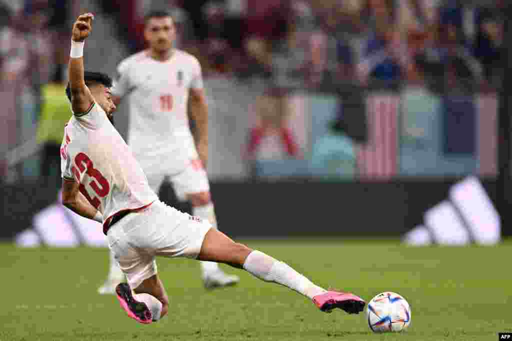 Défenseur ya Iran #23 Ramin Rezaeian azwi ndembo na match na Etats-Unis na groupe B ya Mondial Qatar 2022 na stade Al-Thumama, Doha, 29 novembre 2022. (Photo Fabrice COFFRINI / AFP)
