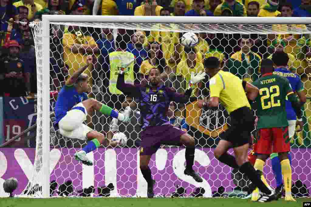 Milieu ya Brésil #17 Bruno Guimaraes abeti ndembo kasi azangi kotia mongete na match na Cameroun na goupe G ya Mondial Qatar 2022 na stade Lusail, Doha, 2022. (Photo by Jewel SAMAD / AFP)