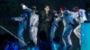 Personil BTS, Jung Kook, di acara pembukaan Piala Dunia 2022 di stadion Al Bayt, Qatar, November 2022 (dok: AP/Natacha Pisarenko)