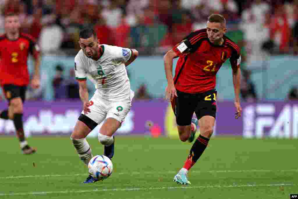 Milieu ya Moroc #07 Hakim Ziyech Mokimisi moko na bendele ya Maroc pene na tuku tuku moko etumbami na nzela na Bruxelles (Belgique), nsima na Belgique kopola 0-2 na Maroc, na match ya groupe F ya Mondial Qatar 2022, 28 novembre 2022. (Photo Fadel Senna /