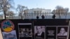 Foto-foto mereka yang tewas, termasuk jurnalis Brent Renaud, dipajang di pagar selama protes terhadap invasi Rusia ke Ukraina di Lafayette Park dekat Gedung Putih, Minggu, 13 Maret 2022, di Washington. (Foto: AP) 