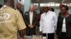 Moyi mombongo ya Belgique Alain Goetz, nkolo compagnie AGR Limited (C G) na président Yoweri Museveni ya Uganda (c) na ministre ya Energy mpe mines ya Uganda, Irene Muloni, na raffinerie ya AGR na Entebbe, 20 février 2017.