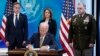 Presiden AS Joe Biden menandatangani rancangan undang-undang untuk memberikan bantuan tambahan bagi Ukraina dalam sebuah acara di Gedung Putih, Washington, pada 16 Maret 2022. (Foto: AP/Patrick Semansky)