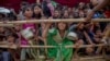Sejumlah anak-anak etnis Rohingya, yang pergi menyeberang ke Bangladesh dari Myanmar, tampak saling berdempetan ketika menunggu bantuan makanan di kamp pengungsi Thaingkhali, Bangladesh, pada 21 Oktober 2017. (Foto: AP/Dar Yasin)