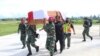 Para anggota TNI membawa peti berisi jenazah rekannya yang gugur dalam serangan yang dilakukan oleh kelompok bersenjata di Nduga, Papua, dalam proses evakuasi menuju Timika, pada 27 Maret 2022. (Foto: Pendam XVII/Cenderawasih Papua)
