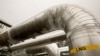 Pipa penyaluran gas alam cair (LNG) di terminal Dominion Cove Point, Maryland, tampak terselimuti salju pada 18 Maret 2014. (Foto: Reuters/Gary Cameron)