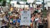Para pendemo berkumpul di Austin Texas, untuk memprotes rencana Mahkamah Agung AS untuk mencabut aturan legalisasi aborsi, pada 3 Mei 2022. (Foto: AP/Eric Gay)
