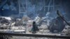 Petugas pemadam kebakaran Ukraina tampak menyisir reruntuhan di area gedung yang hancur di pinggiran Kota Odesa, pada 10 Mei 2022. (Foto: AP/Max Pshybyshevsky)