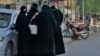Sejumlah perempuan yang mengenakan hijab berkumpul di salah satu area di jalanan Kota Kabul, pada 7 Mei 2022.(Foto: AFP/Ahmad Sahel Arman)