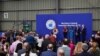 Wakil Ketua Sinn Fein, Michelle O'Neill, berpidato di Magherafelt, Irlandia Utara usai kemenangan Sinn Fein saat pemilu parlemen di Irlandia Utara, 7 Mei 2022. (Foto: Clodagh Kilcoyne/Reuters)
